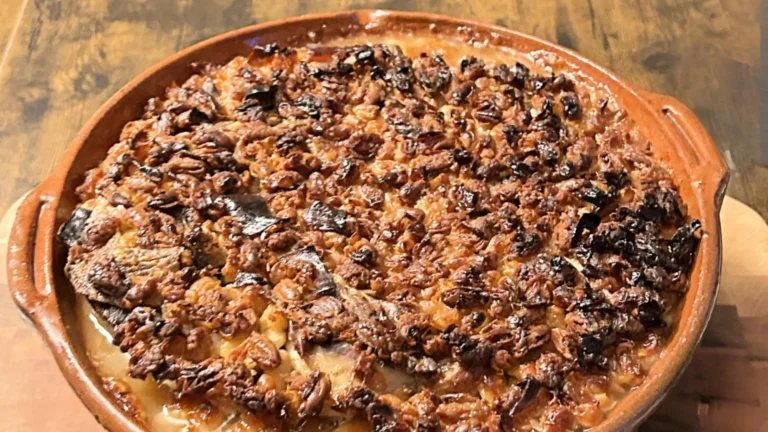 Cassoulet de Castelnaudary avec sa croûte dorée et croustillante, plat emblématique du Sud-Ouest
