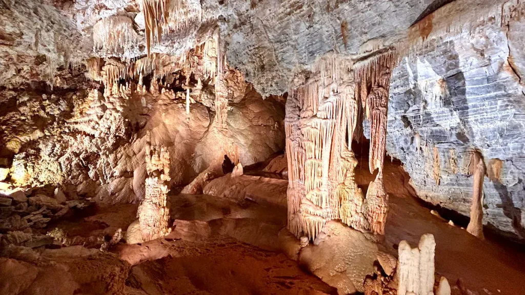 Concrétions à l’intérieur du Gouffre géant de Cabrespine